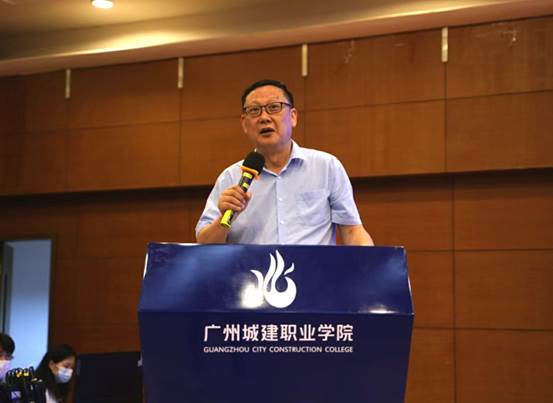 說明: C:\Users\Administrator\Desktop\20220601:第十九屆校園辯論賽總決賽暨第十四屆科技學(xué)術(shù)季閉幕式圓滿落幕\劉向陽教授點(diǎn)評(píng).jpg