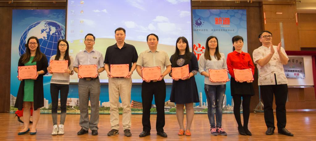 創(chuàng)新創(chuàng)業(yè)導(dǎo)師代表領(lǐng)取聘書 創(chuàng)新創(chuàng)業(yè)導(dǎo)師代表領(lǐng)取聘書